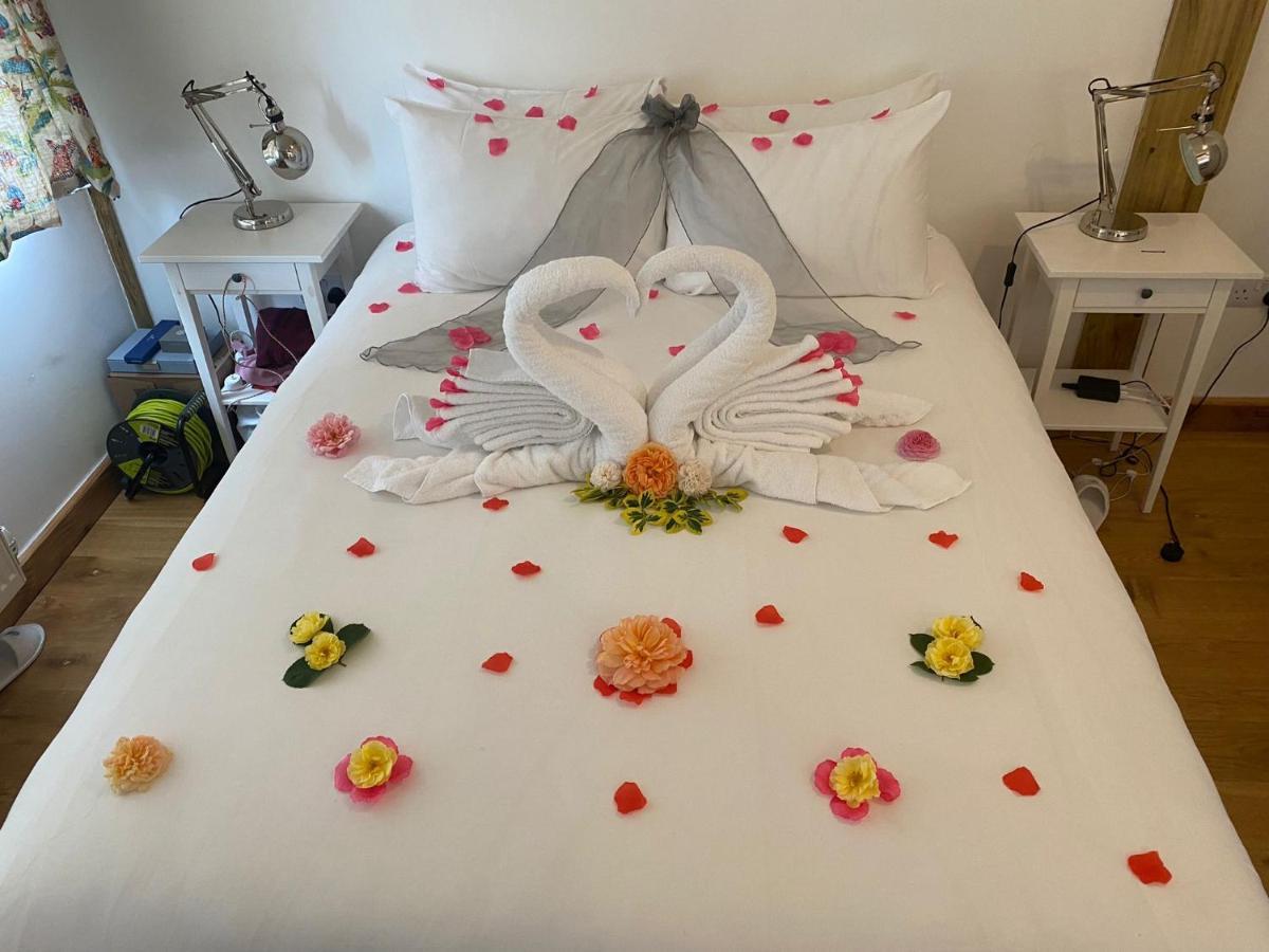 The Holford Arms Chalets And Glamping Hotell Didmarton Eksteriør bilde