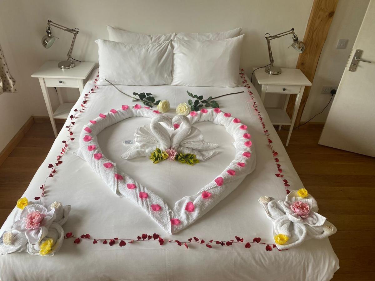 The Holford Arms Chalets And Glamping Hotell Didmarton Eksteriør bilde